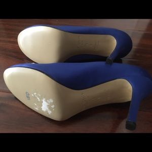 Kate Spade, Satin blue pump with flower buckle.